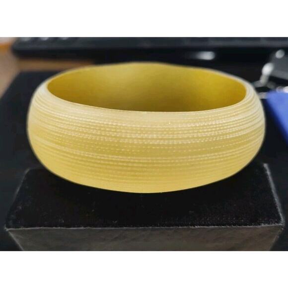 SUSAN GRAVER for QVC Embedded Crystals Golden Acrylic Bangle Bracelet Size Large - Picture 2 of 3